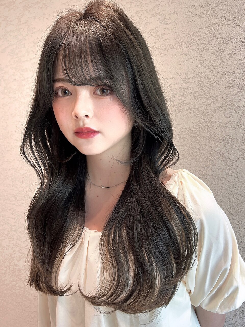 大人の魅力が引き立つ韓国風くびれヘアでトレンドバッチリ