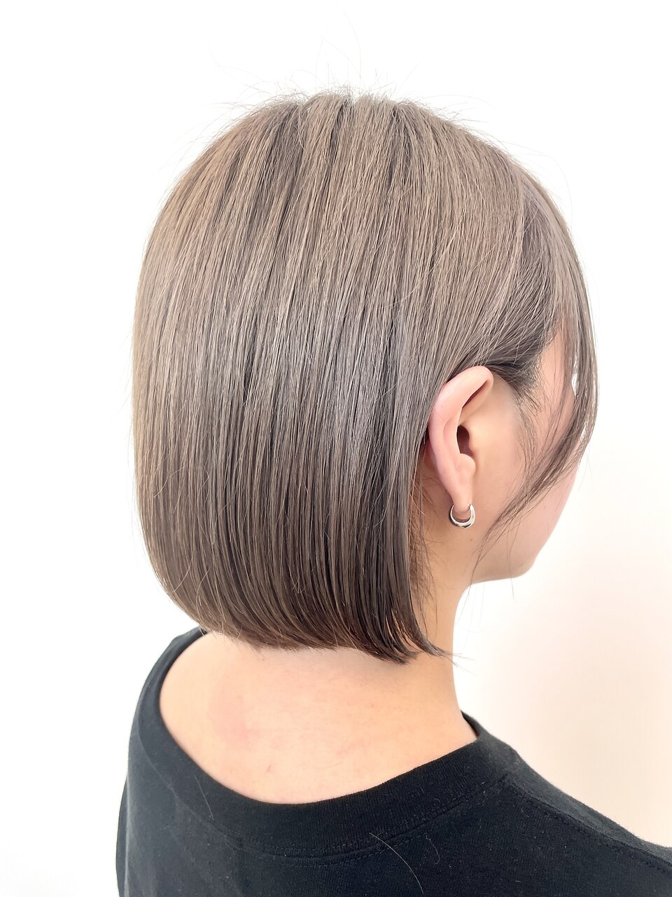 アッシュベージュ_大人ボブ_前下がりボブ_ショートボブ
