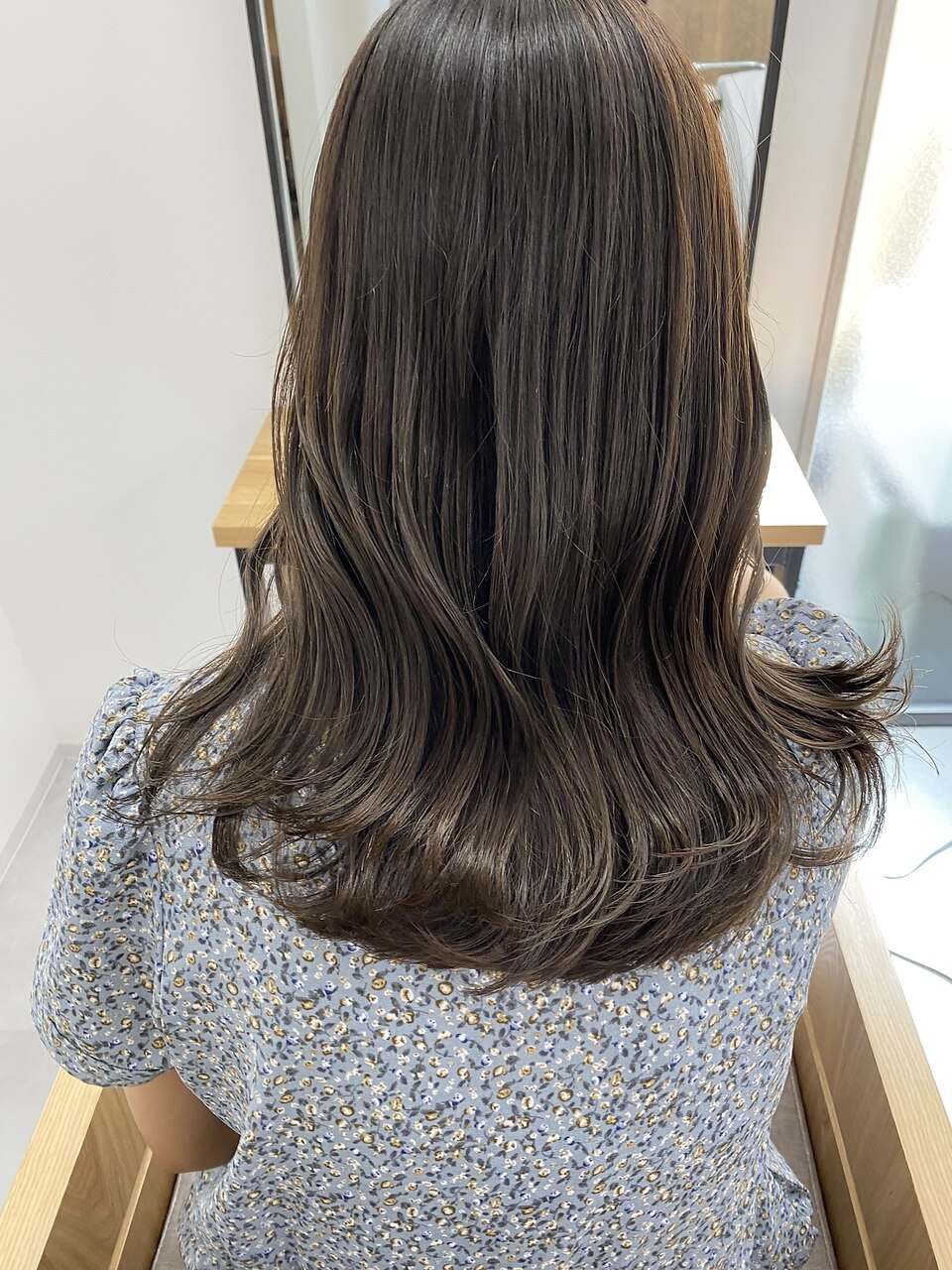 アッシュグレージュとレイヤーカットで柔らかく◎