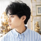 黒髪グレージュカラー前髪パーマ束感ショート