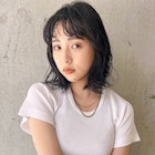 髪の毛の柔らかさが深みと透明感がかもちだすラフウェーブ女子