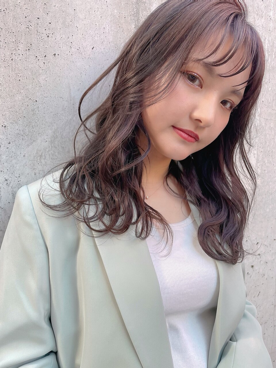 ラベンダーグレージュ×レイヤースタイル