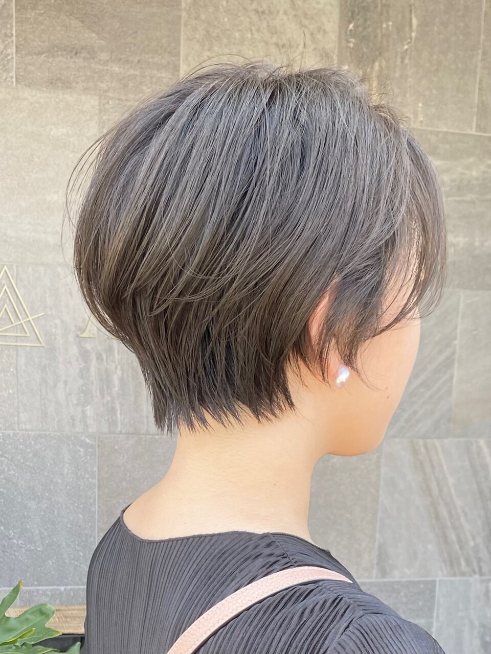 横顔美人ショートヘア