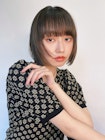 ブラウンカラーでシンプルにちょっぴりガーリーなミニボブ。