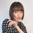 ブラウンカラーでシンプルにちょっぴりガーリーなミニボブ。