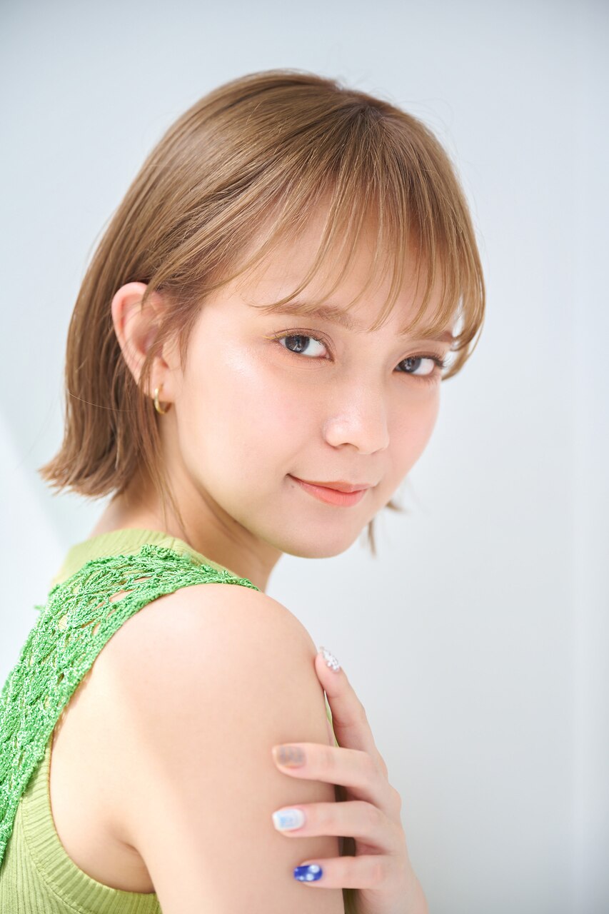 今季人気！シルキーベージュの切りっぱなしボブ