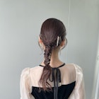 周りの目を惹くお洒落なタイトポニーアレンジ