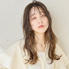 顔まわりレイヤーと、シースルーバング ロングのウェーブ