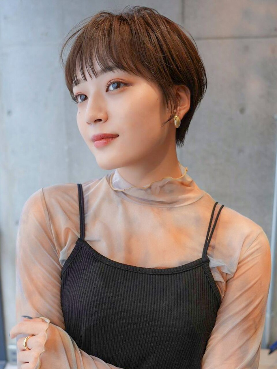 大人かわいい小顔カットの耳かけマッシュショートヘアー