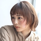 インナーカラーも際立つおしゃれなオン眉マッシュウルフボブ