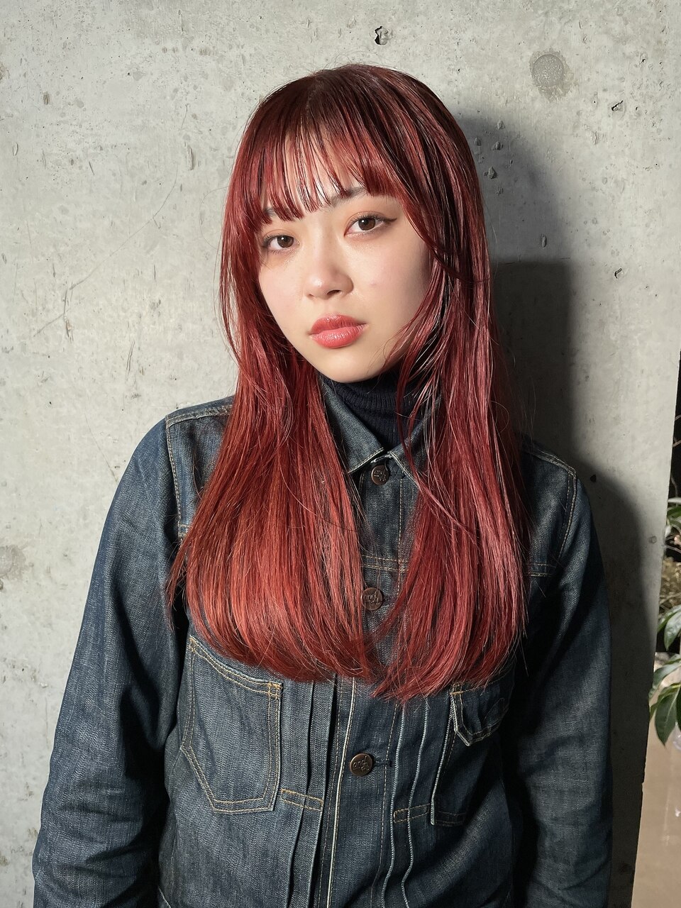 深みレッドカラー、カシスレッド、ぱっつんロング