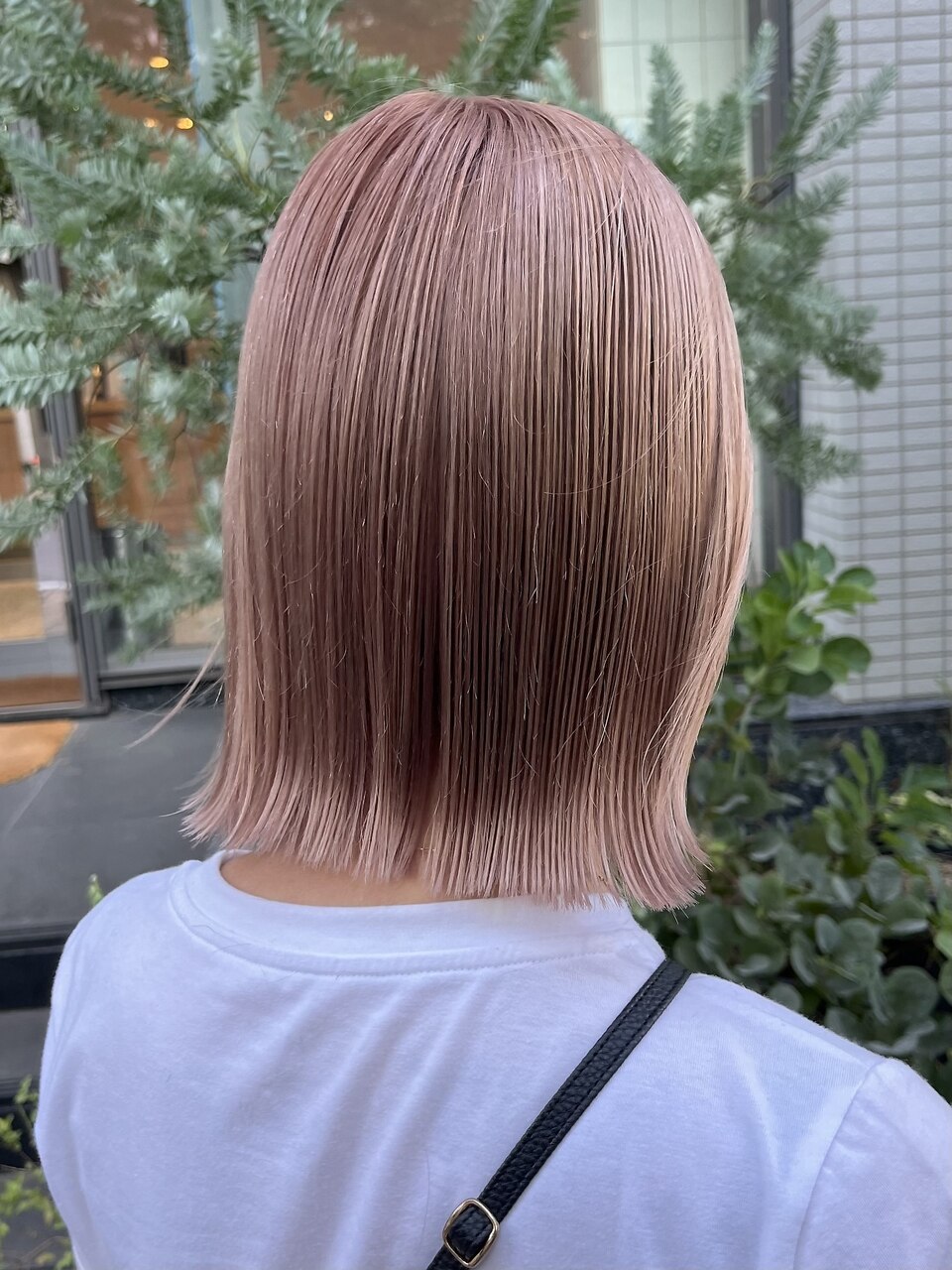 ホワイトピンクベージュ×切りっぱなしボブ