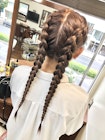ドレスヘア　お呼ばれ　アレンジ　結婚式ツイン三つ編みスタイル