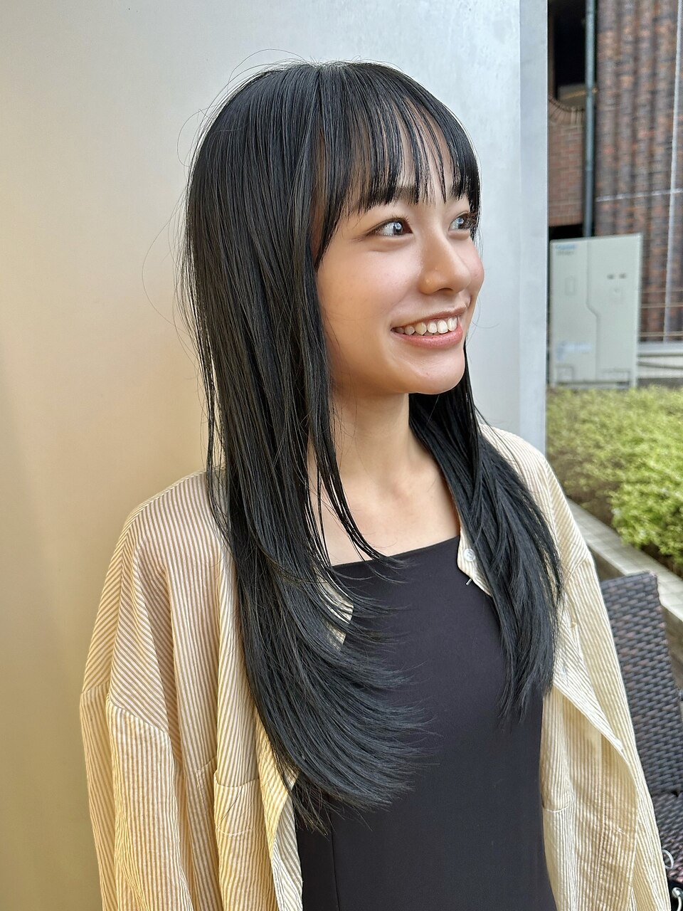 顔まわりレイヤーカットブルーブラック暗髪シースルーバング