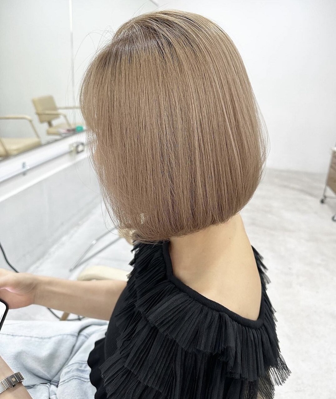 内巻まきボブブリーチありミルクティーアッシュシースルーバング