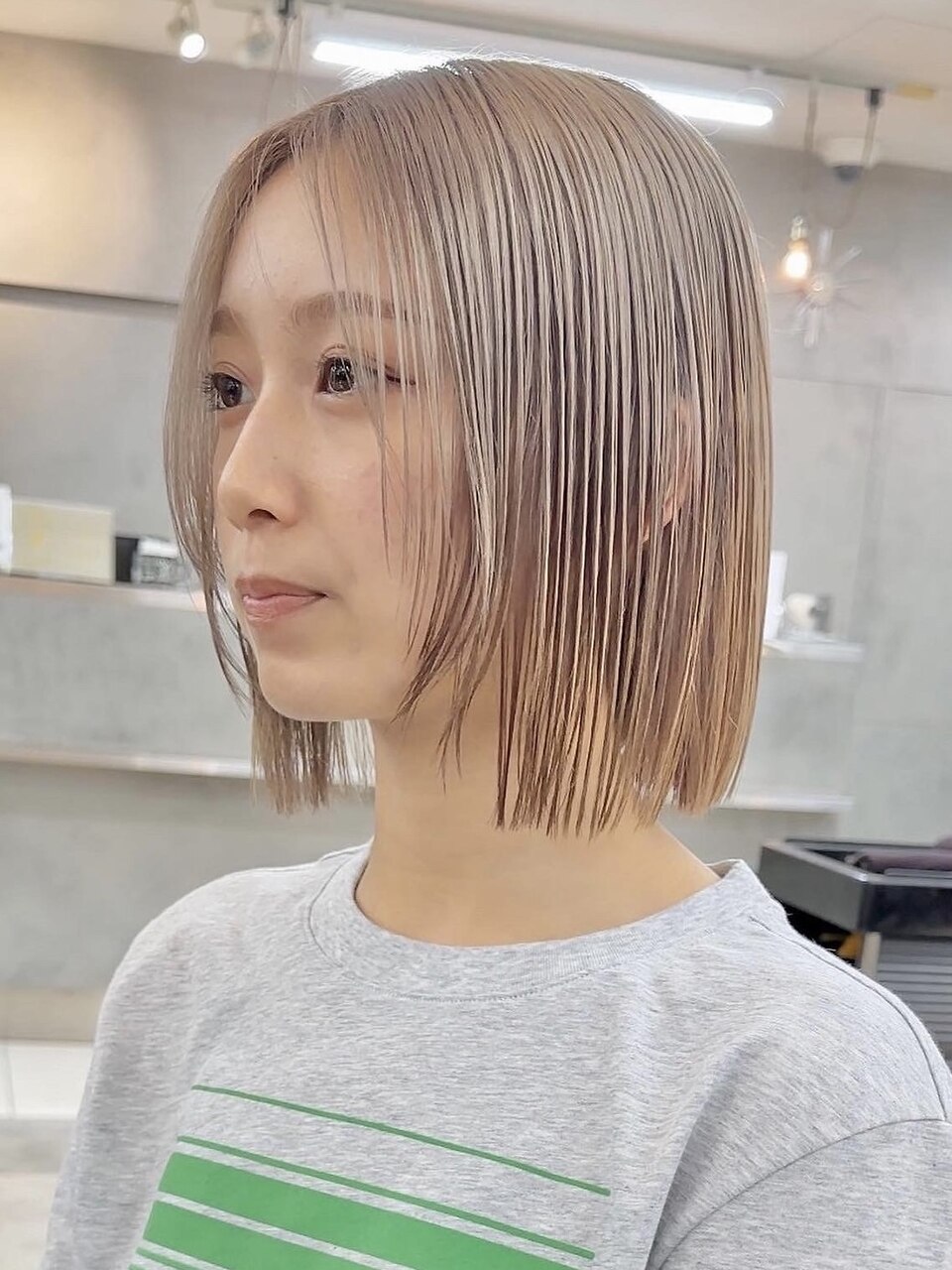 ミニボブ前髪なしレイヤーボブ切りっぱなしミルクティーベージュ