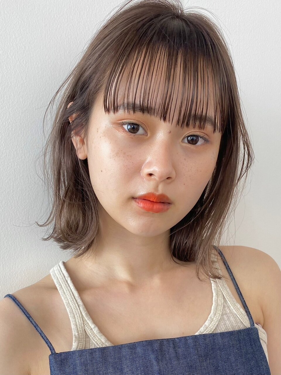 顔周りレイヤーカットくびれヘアミルクティーベージュ