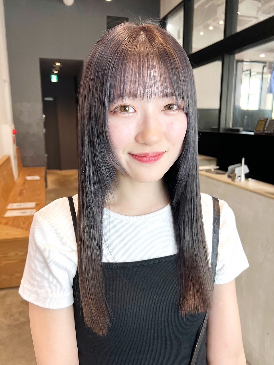 髪質改善ストレートヘア_グレーベージュレイヤーロング_9666