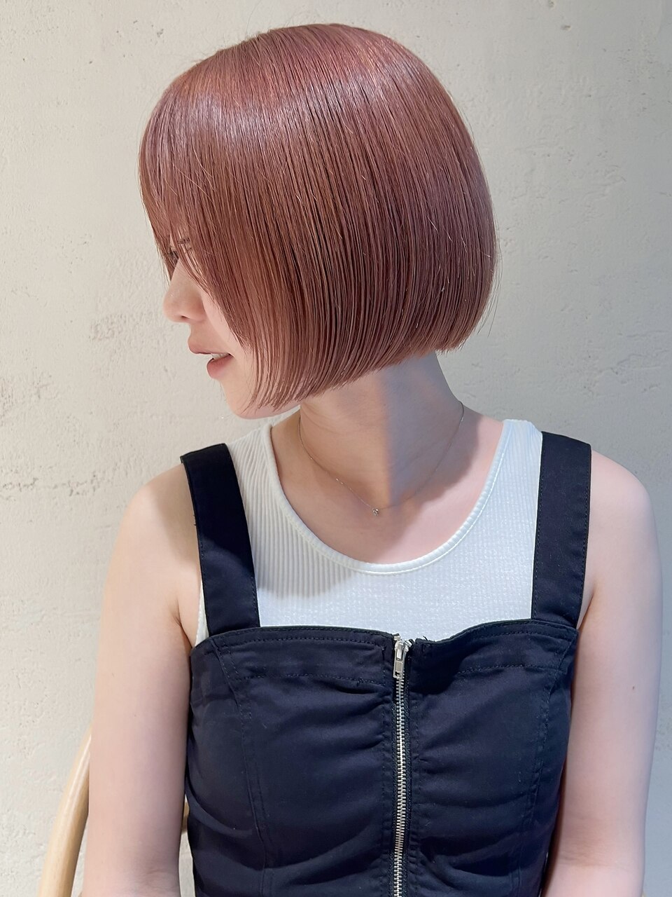 ピンクベージュ×ミニボブ×暖色カラー×切りっぱなしボブ