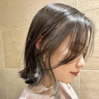 グレージュ インナーハイライトベージュ 外はねボブ 長め前髪