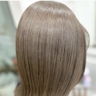 アッシュベージュ似合わせカット大人女性ミディアムストレート