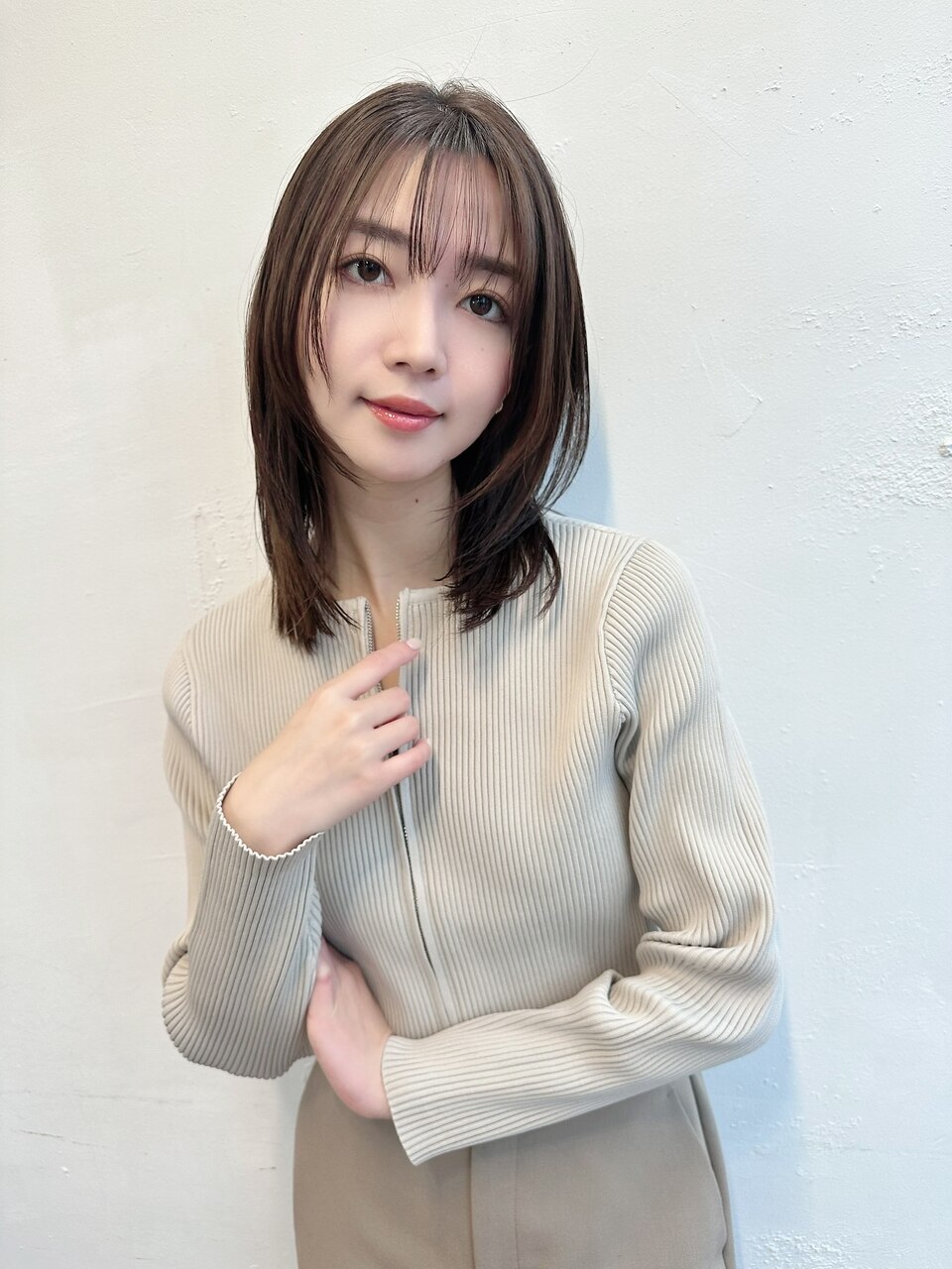 大人韓国ストレートグレーベージュ顔まわりレイヤーミディアム