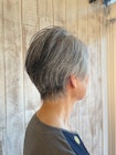 活かすグレイヘアショート