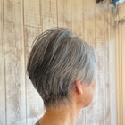 活かすグレイヘアショート