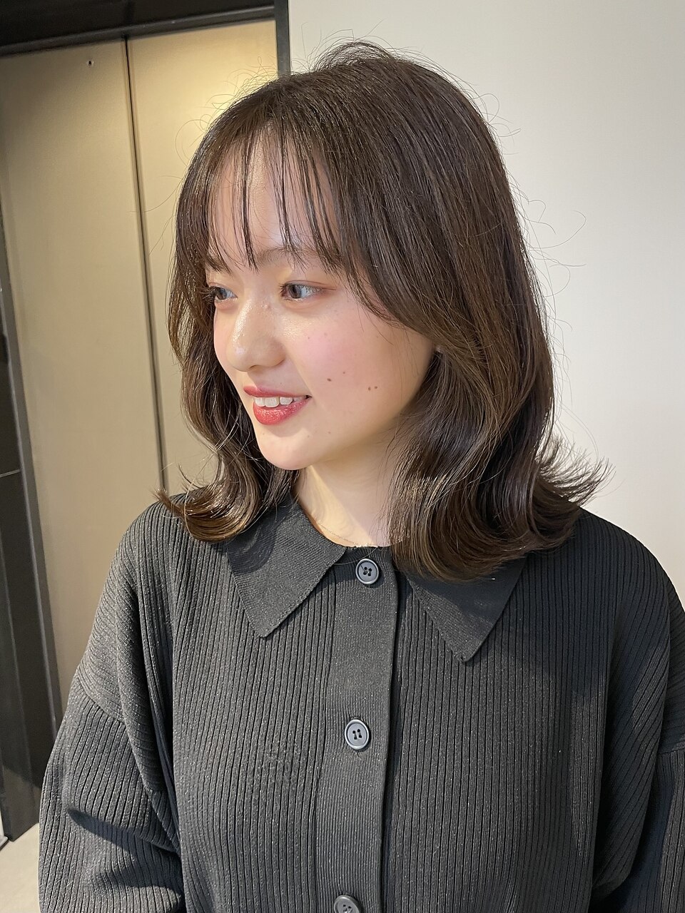 ○顔周りのくびれふんわりミディアム・オリーブベージュカラー○