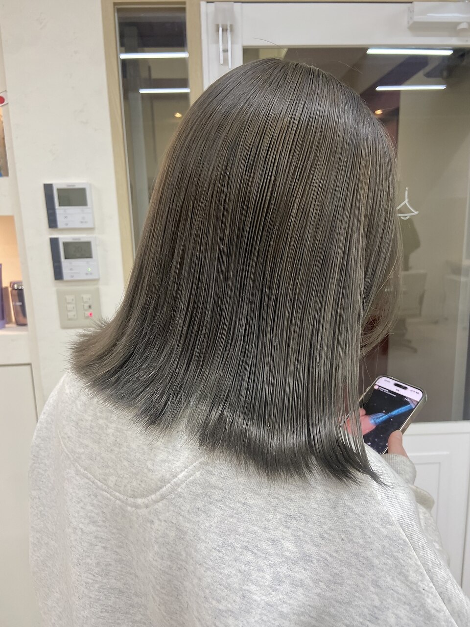 オリーブベージュ