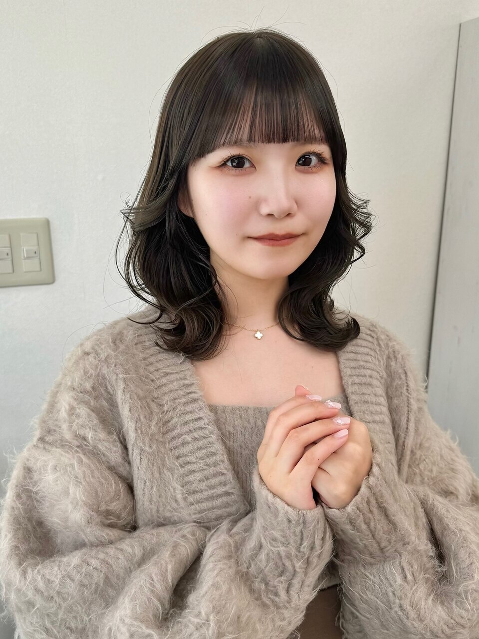 透明感オリーブグレージュ　鎖骨ミディ