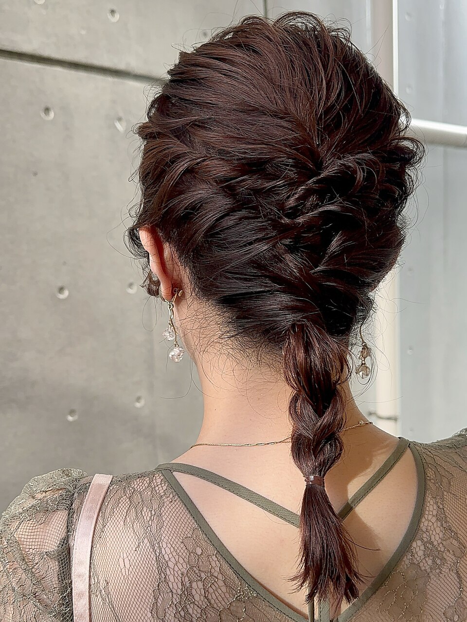 後れ毛三つ編み下ろしシニヨン結婚式二次会ヘアアレンジアップ