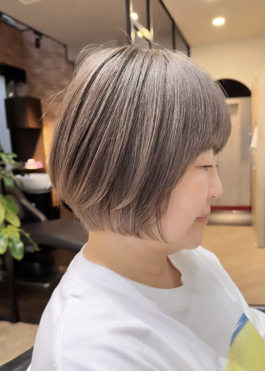 白髪ぼかしミルクティーベージュ×大人ショートボブ