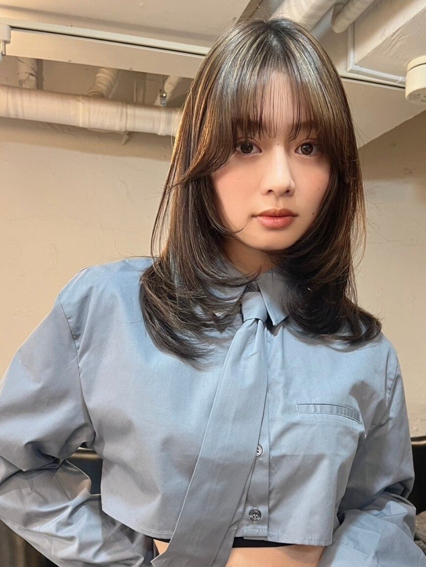 フェイスレイヤーカット　薄めバング　オリーブベージュ