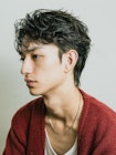 リバーススパイラルパーマウルフセンターパート黒髪社会人