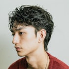 リバーススパイラルパーマウルフセンターパート黒髪社会人