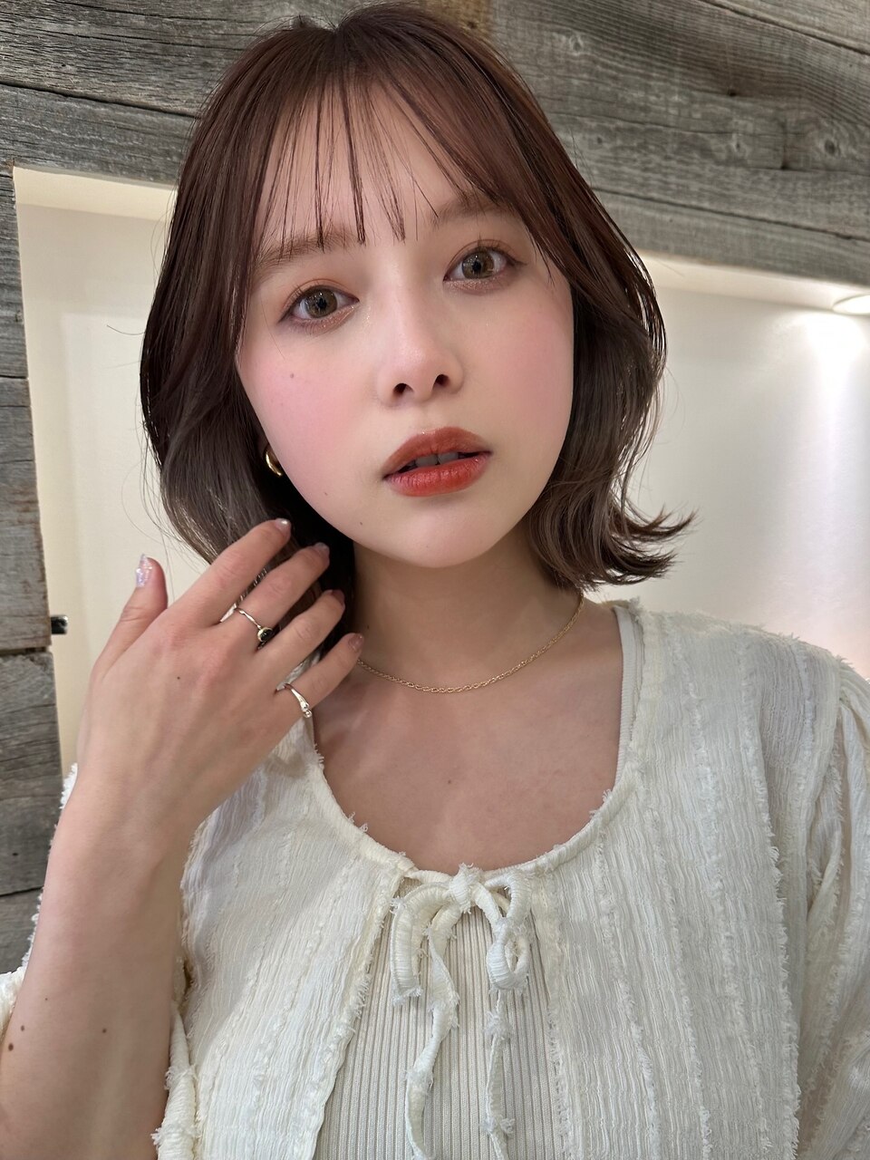 ベージュイヤリングカラーくびれボブ【肥田亜沙美】
