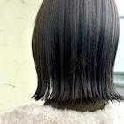 オリーブグレージュ 切りっぱなしボブ 外ハネ