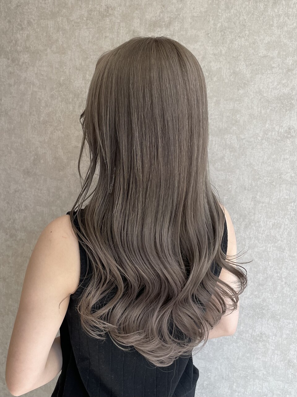グレージュってどんな髪色？ブリーチ有無も似合うもわかるヘア