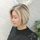 大人の派手髪前下がりショートボブ