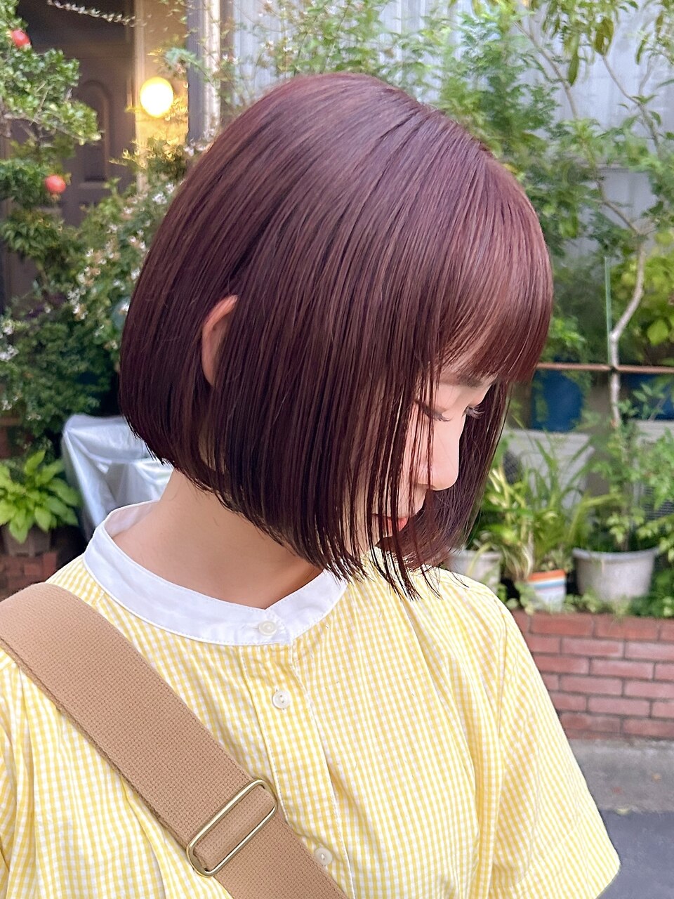 ピンクブラウンの切りっぱなしボブ