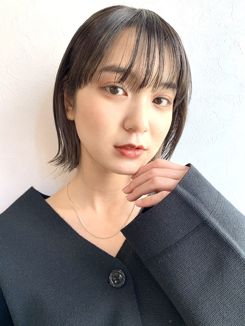 外はねボブ丸みショートコンパクト黒髪ベージュショート前髪あり