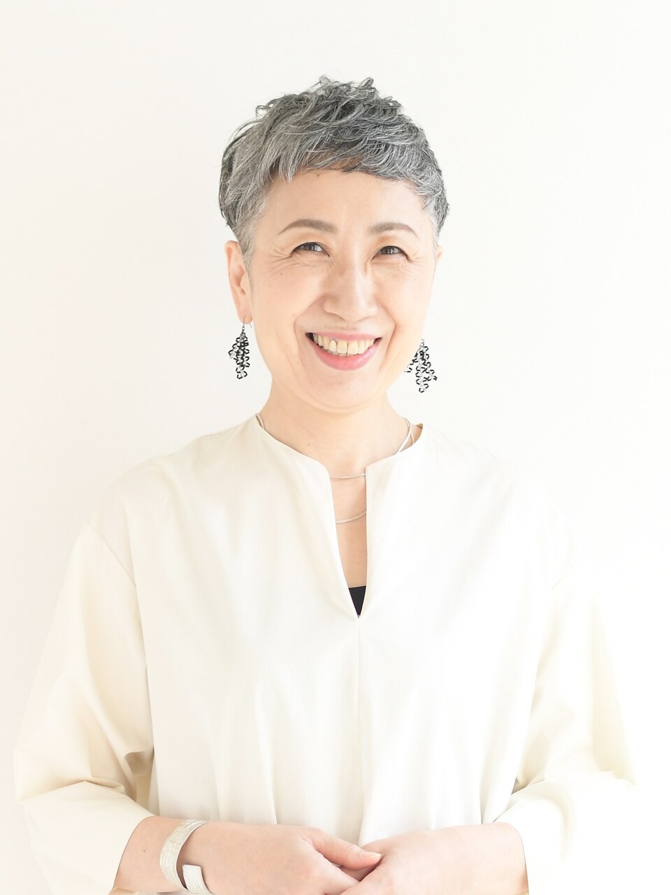 【えがお美容室 奈良店】50代60代に◎グレイヘアショートバング