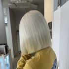 ホワイトブロンド切りっぱなしボブ髪質改善デザインカラー