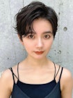大人美人ショートパーマアッシュブラック外はねくせ毛風