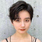 大人美人ショートパーマアッシュブラック外はねくせ毛風