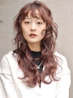 チェリーピンク/レイヤーカット/ウェットヘア/ブリーチなし