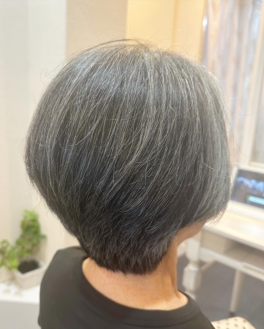 グレーヘア白髪を生かしたひし形ショートレイヤーボブ
