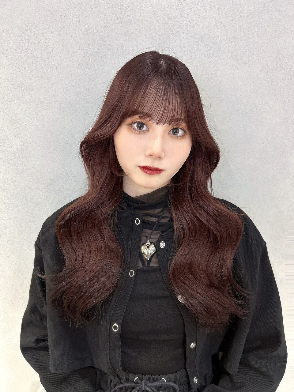 はやりの韓国風ヘアにレッドブラウンで個性をプラス