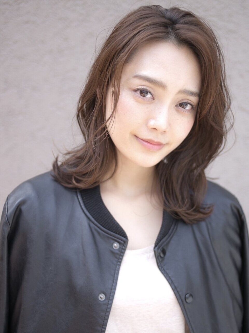 ハイライトで柔らかな表情のくびれミディ